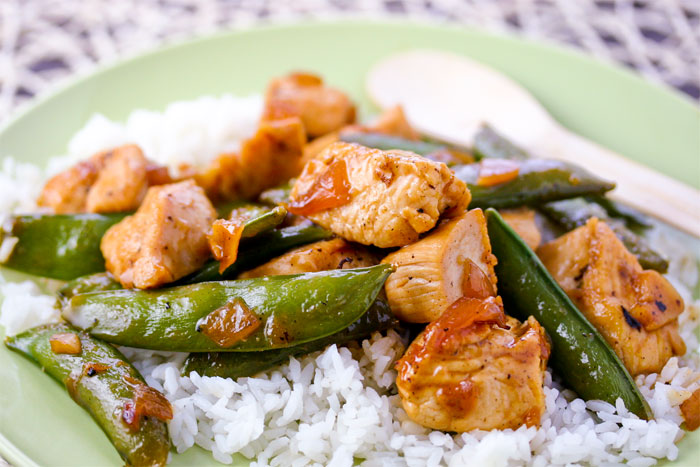 https://nourishevolution.com/wp-content/uploads/2009/08/sauteed-sugar-snaps-with-chicken1.jpg